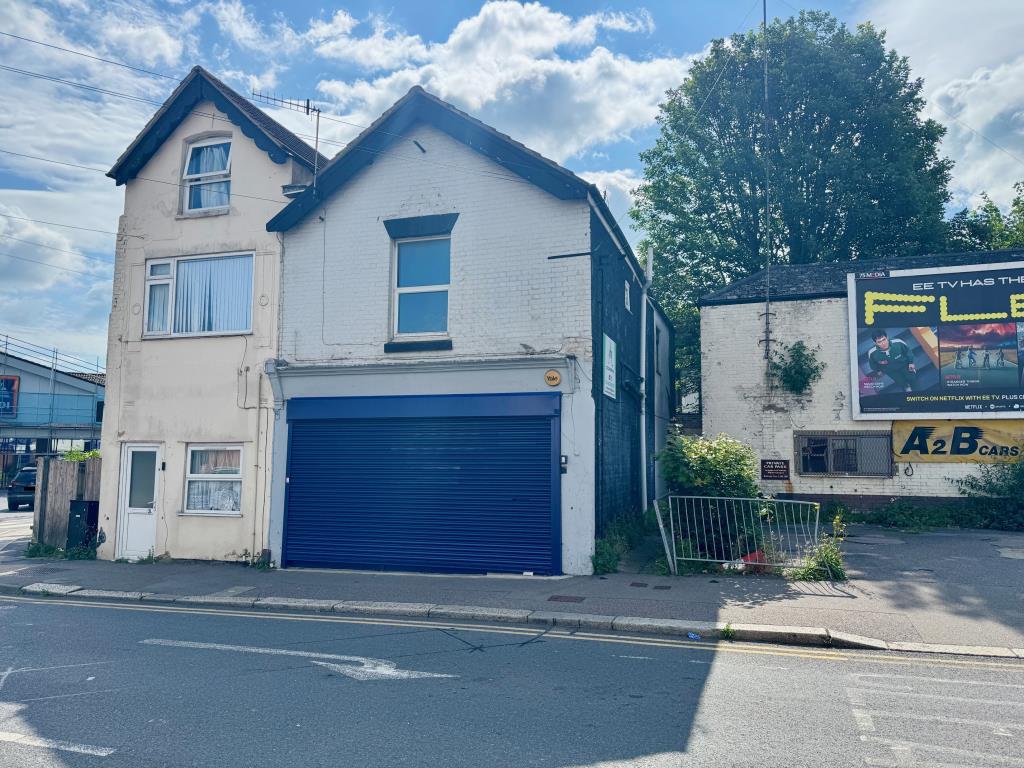 Lot: 124 - COMMERCIAL PREMISES AND FIRST FLOOR FLAT FOR IMPROVEMENT - Front of building